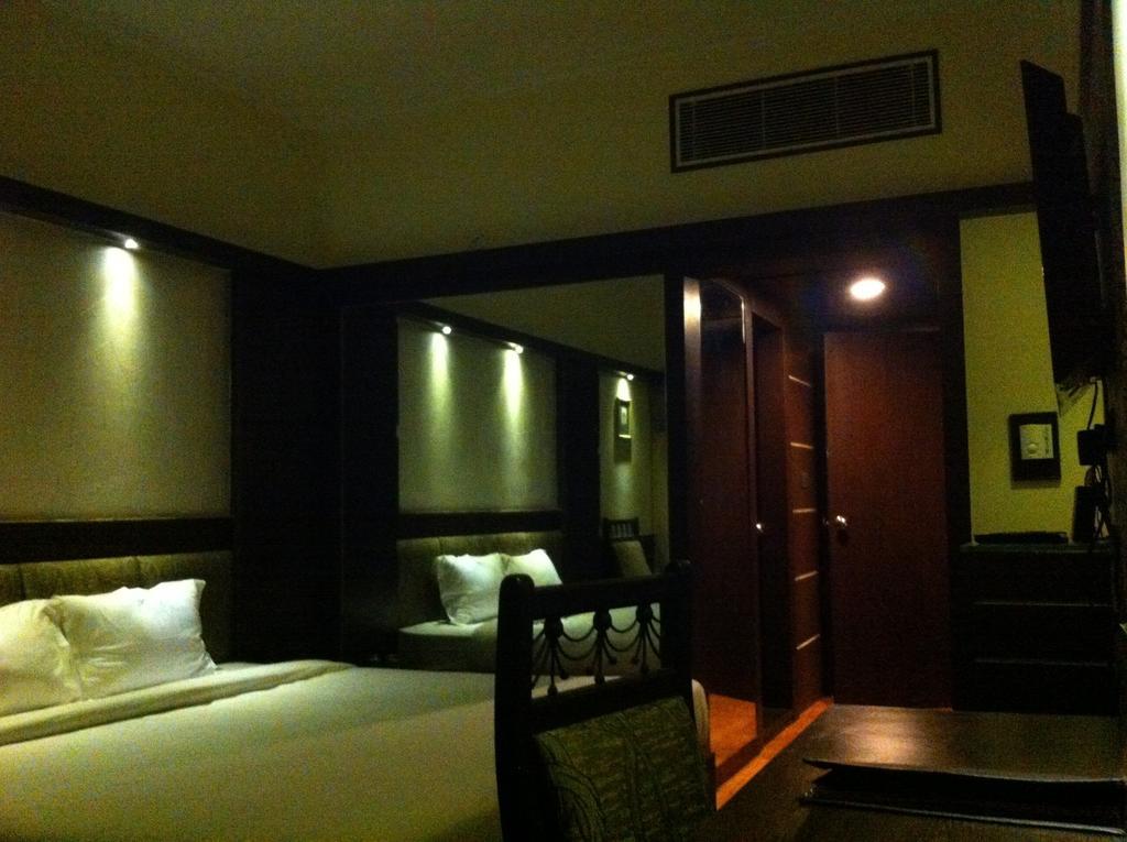 The Rajshahi Palace Hotel Indore Bilik gambar